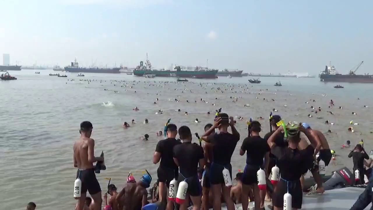 935 Perenang Seberangi Selat Madura