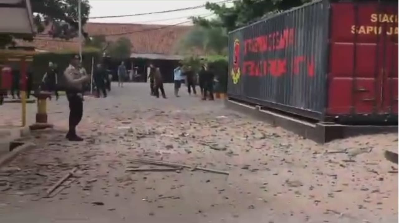 Warga Dengar 2 Kali Ledakan di Mako Brimob Surabaya