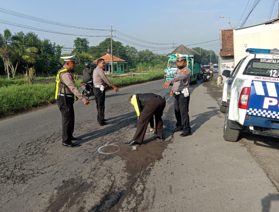 Guru SMP di Sidoarjo Tewas Ditabrak Grand Livina di Raya Dungus