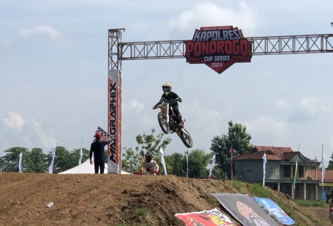 Ratusan Crosser Bersaing di Trek Ban Bunder Ponogoro