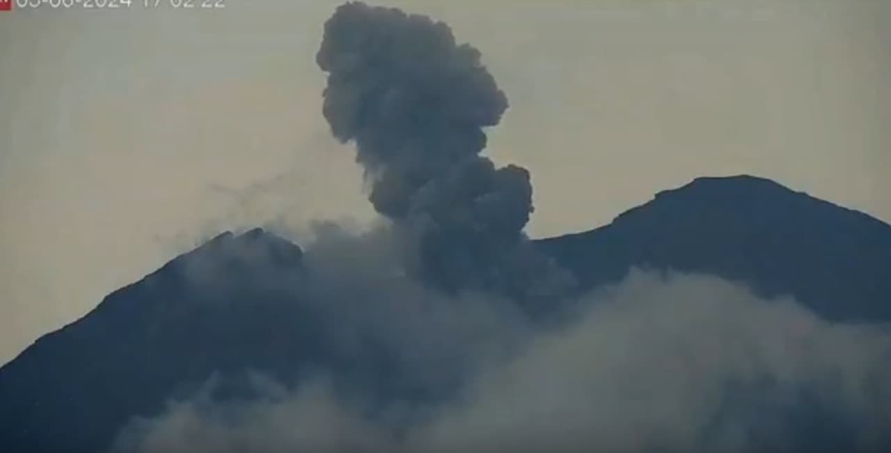 Gunung Semeru Erupsi Keluarkan Letusan Abu Setinggi 800 Meter
