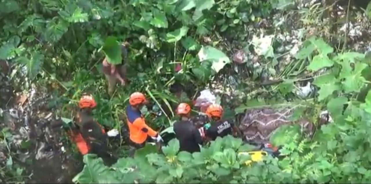 Satu Keluarga asal Surabaya Jatuh ke Jurang di Lumajang, 1 Orang Tewas