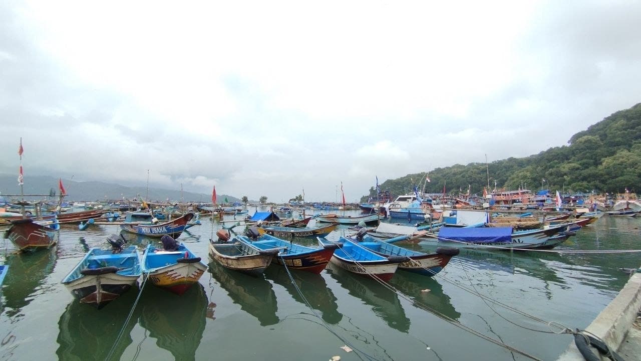 Gelombang Capai 4 Meter, Aktivitas Nelayan Pacitan Lumpuh