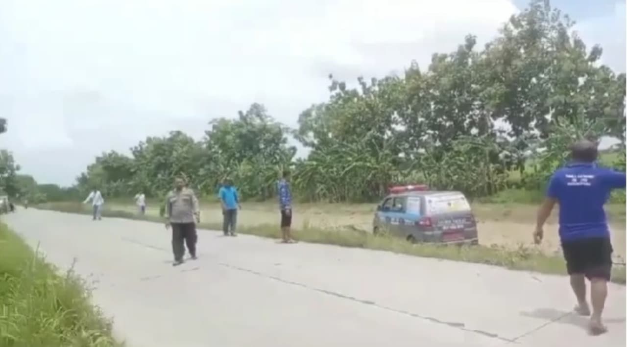 Mobil Sehat Angkut Ibu usai Melahirkan Nyemplung ke Sawah di Lamongan