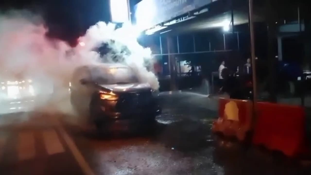 Pulang Silaturahmi, Toyota Innova Venturer Terbakar di depan Pos Polisi Mojokerto