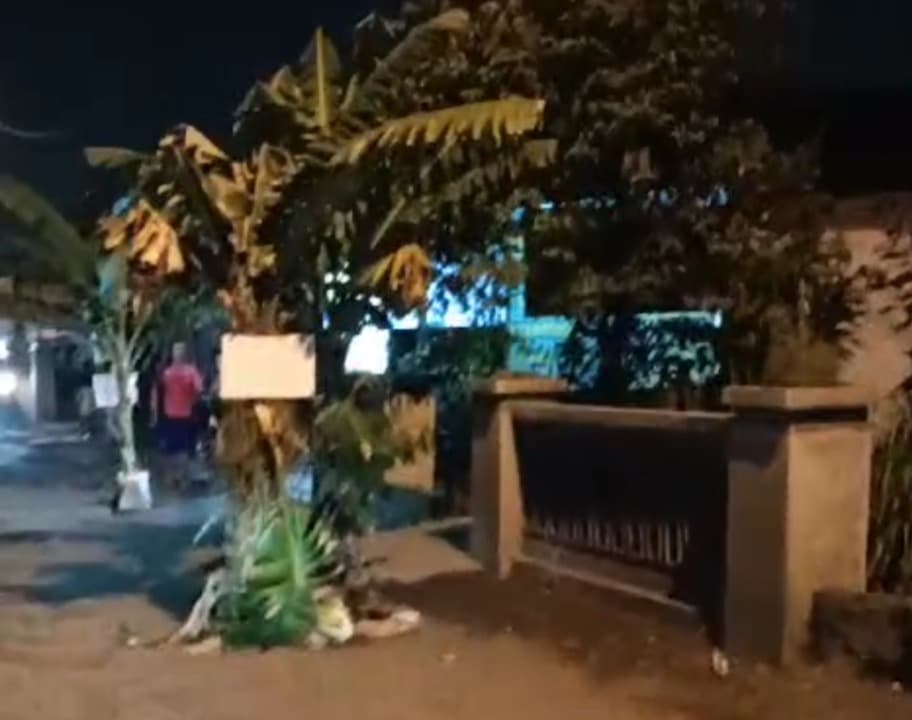 Protes Jalan Rusak, Warga Desa Jumputrejo Tanam Pohon di Tengah Jalan