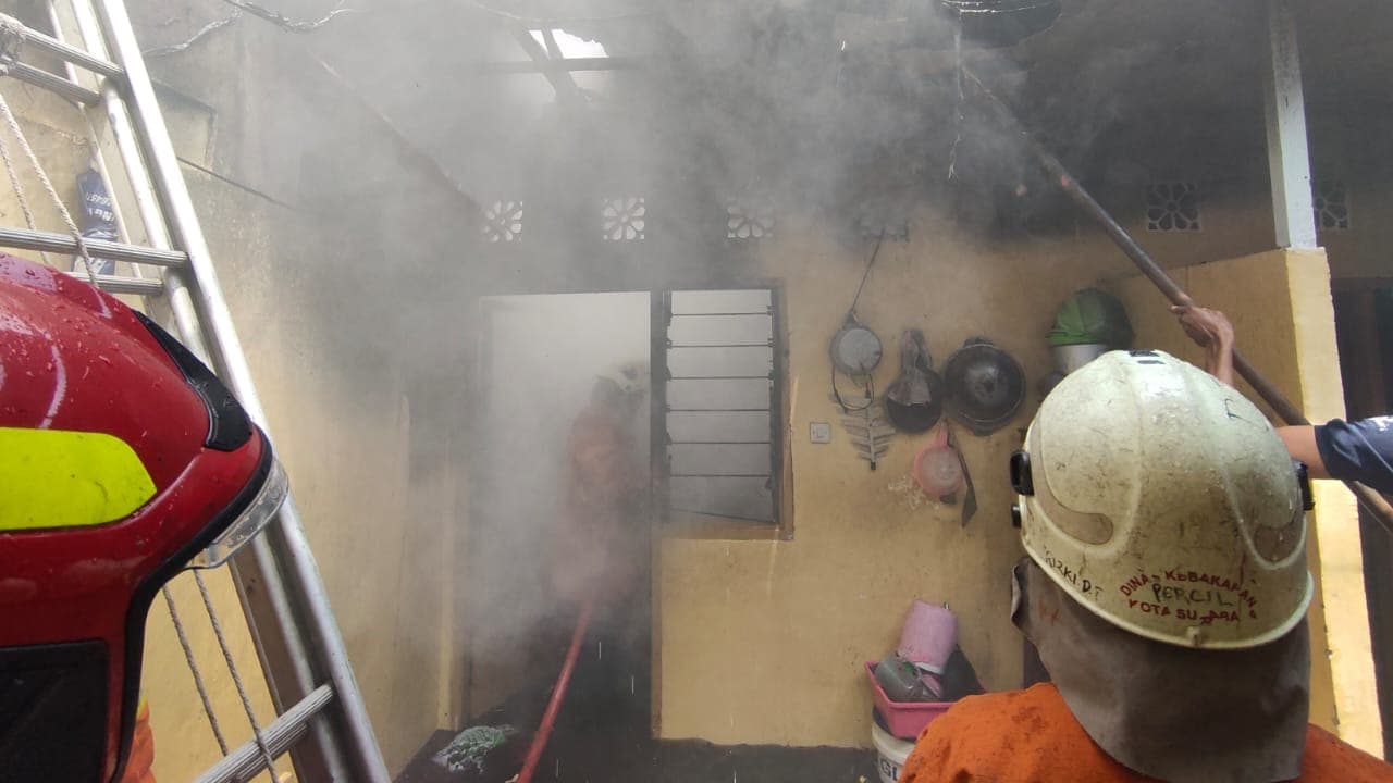 Korsleting Listrik, Rumah Kos di Kejawan Putih Tambak Terbakar