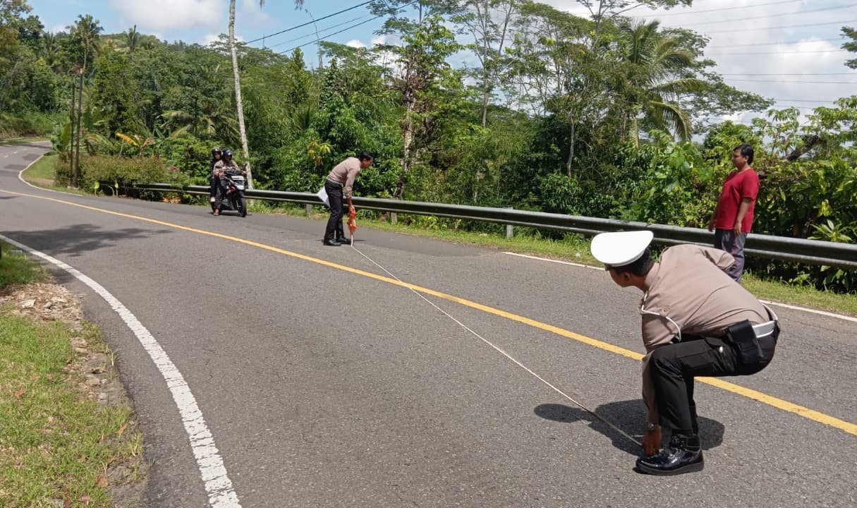 Hendak ke Sekolah, Pelajar SMP di Pacitan Tewas Tertabrak Pick Up