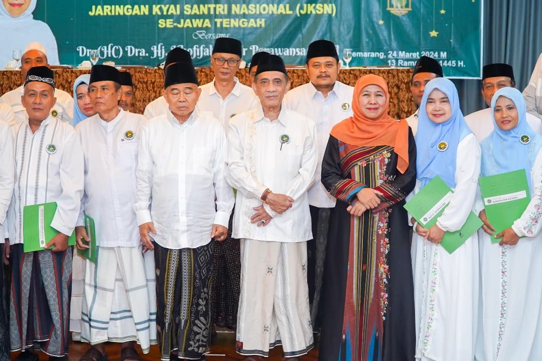 Kukuhkan Pengurus JKSN Se-Jateng, Khofifah Minta Kiai Santri Kuatkan Ukhuwah Wathaniyah