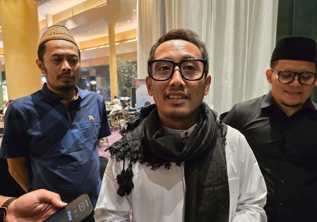 Dewan Pembina Gibran Berkopyah Hormati Proses Sidang di MK