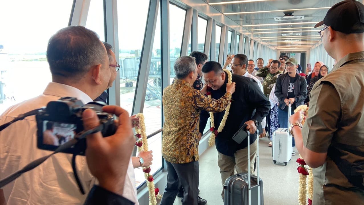 Water Salute Sambut Pendaratan Pertama di Bandara Dhoho Kediri