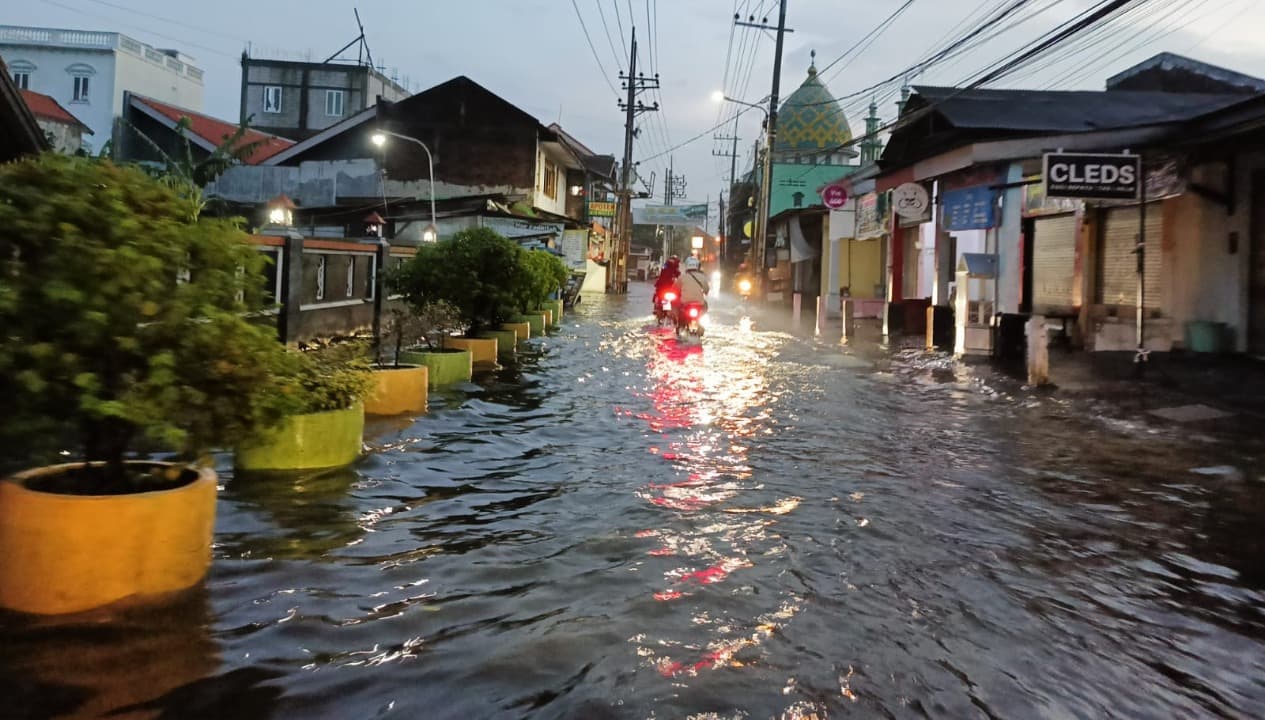 Diguyur Hujan 2 Hari, Kawasan Waru Tergenang Banjir
