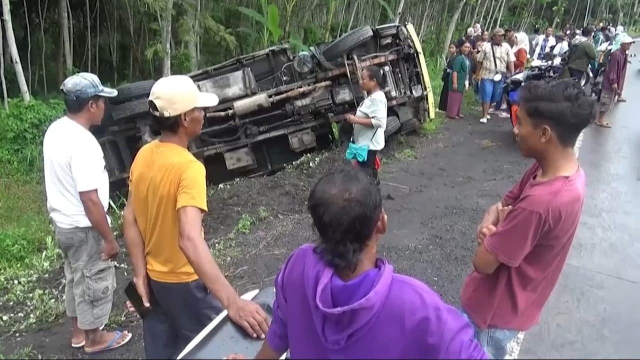 Usai Berwisata di Pantai, Truk Muat Warga Terguling di Lumajang