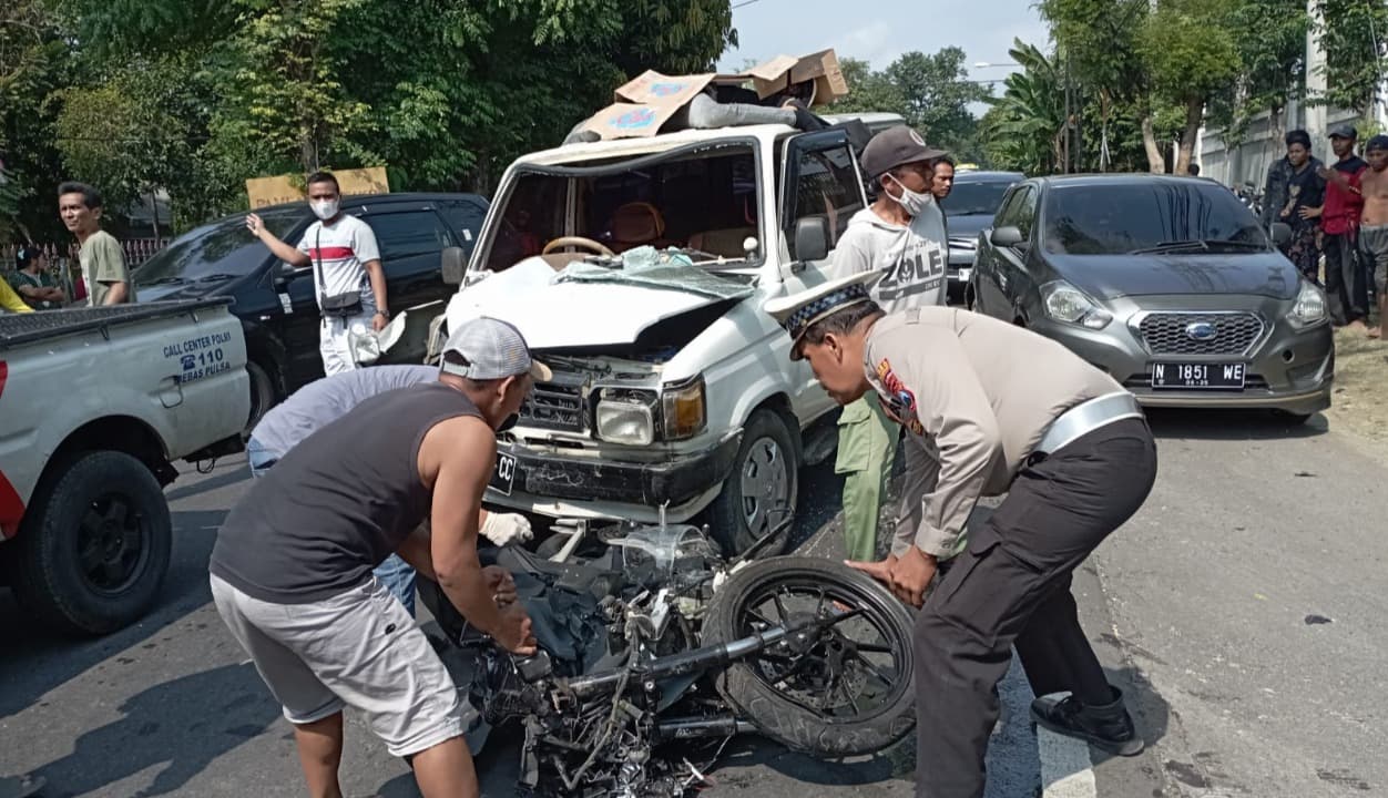 Hendak ke Malang, Pemotor Yamaha R15 Tewas Tabrak Mobil di Pasuruan
