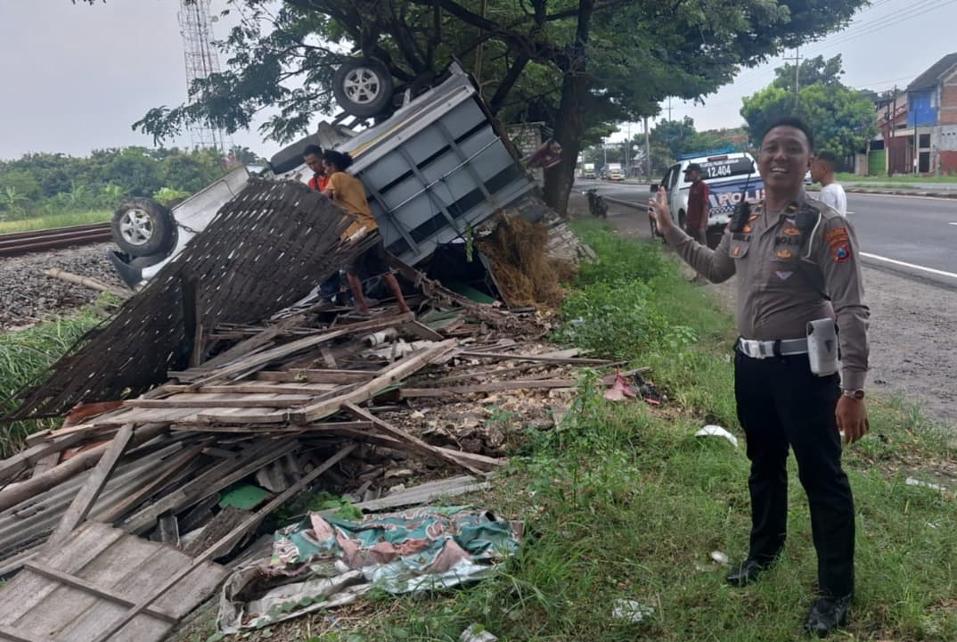Usai Tabrak Pemotor dan Warung, Pick Up Terbalik di Jalan Lamongan-Babat