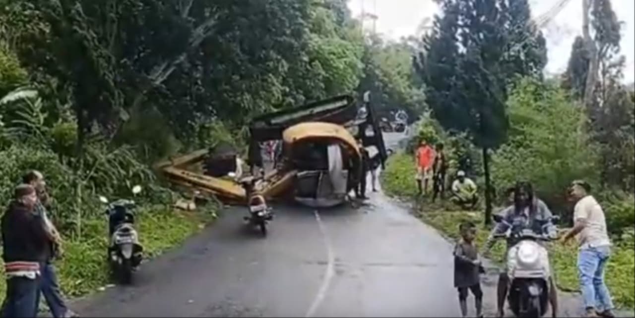 Tak Kuat Menanjak, Truk Muat Excavator Terguling di Pasuruan