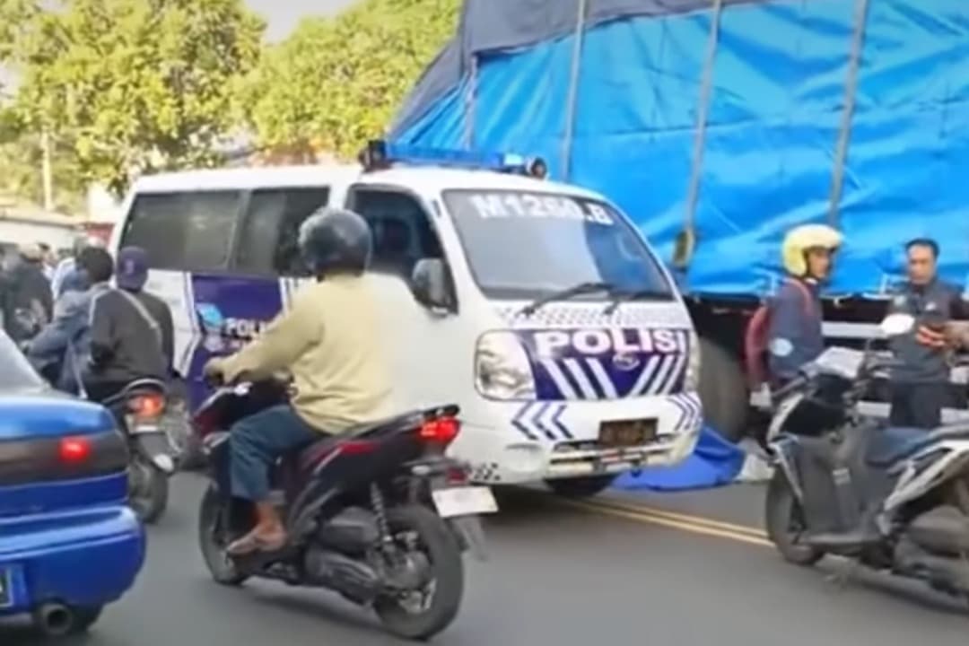 Hendak Menyeberang, Pemotor TVS di Malang Tewas Tertabrak Truk Tronton