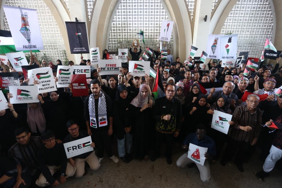 Aksi Bela Palestina, Mahasiswa Asing Bacakan Puisi “Tanah Ini Milik Kami” di UM Surabaya