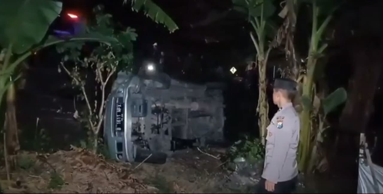 Hindari Pemotor, Minibus Terguling ke Parit di Ngawi