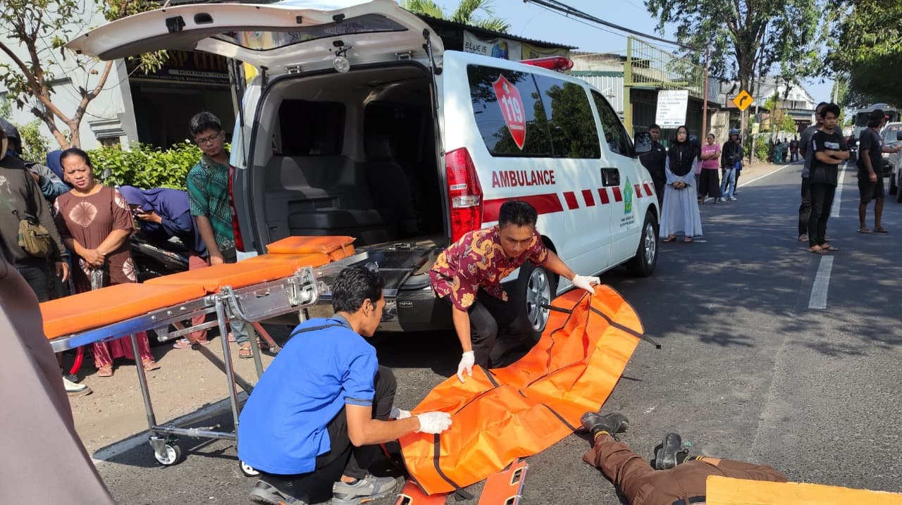 Terjatuh Saat Mendahului, Pelajar SMA Tewas Tertabrak Avanza di Sidoarjo