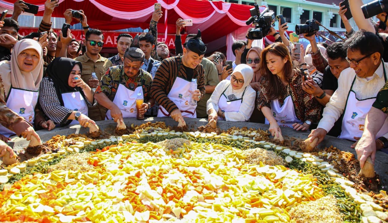 Jadi Simbol Kebersamaan Warga Surabaya, Festival Rujak Uleg 2024 Berlangsung Meriah
