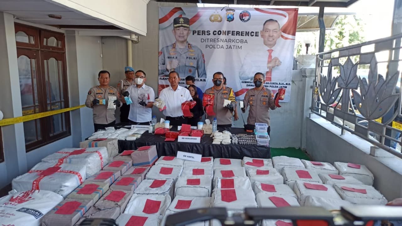 Ditreskoba Polda Jatim Bongkar Home Industri Pil Dobel L di Surabaya