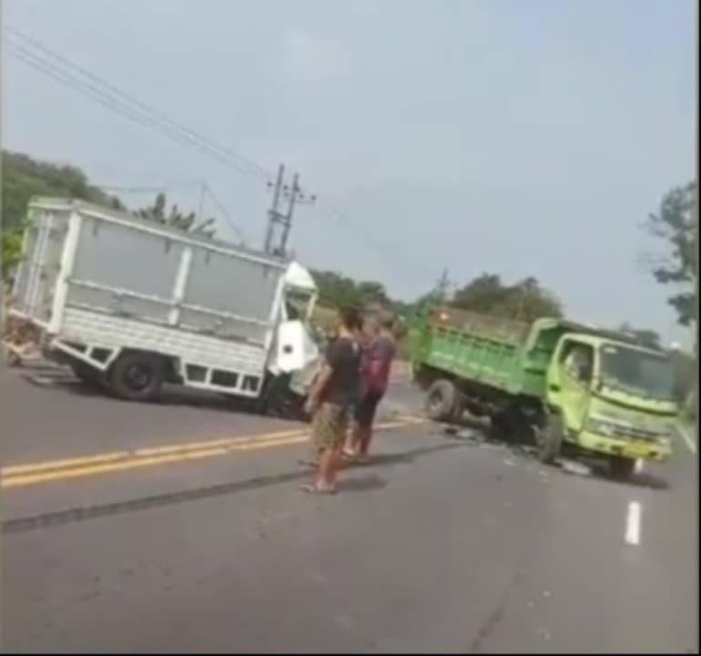 Tabrak Dump Truk Nyeberang, Sopir Truk Boks Tewas