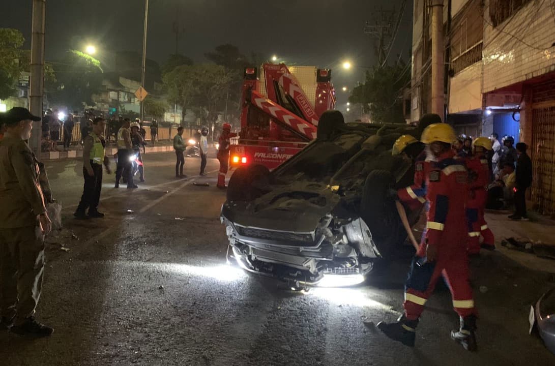 Tabrak trotoar, Mobil CRV Terbalik di Jalan Pasar Kembang