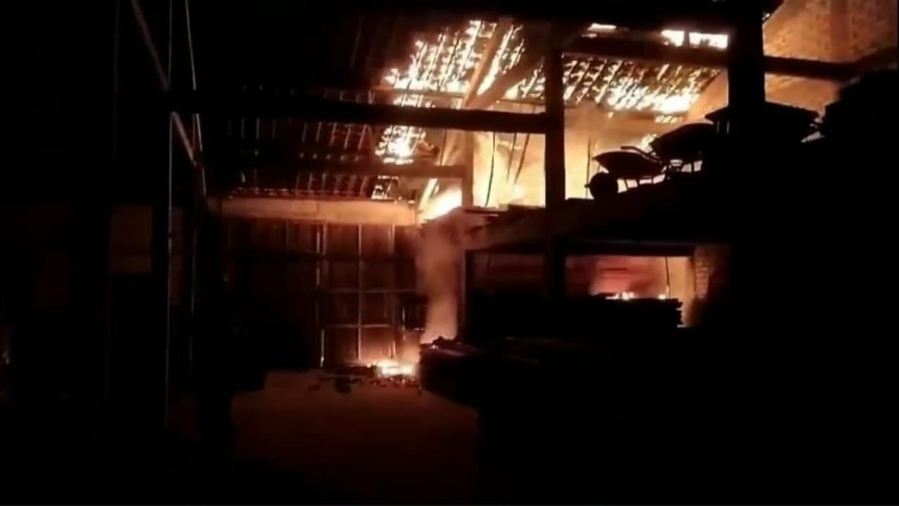 Akibat Pembakaran Sampah, Gudang Penyimpan Kayu di Tuban Terbakar