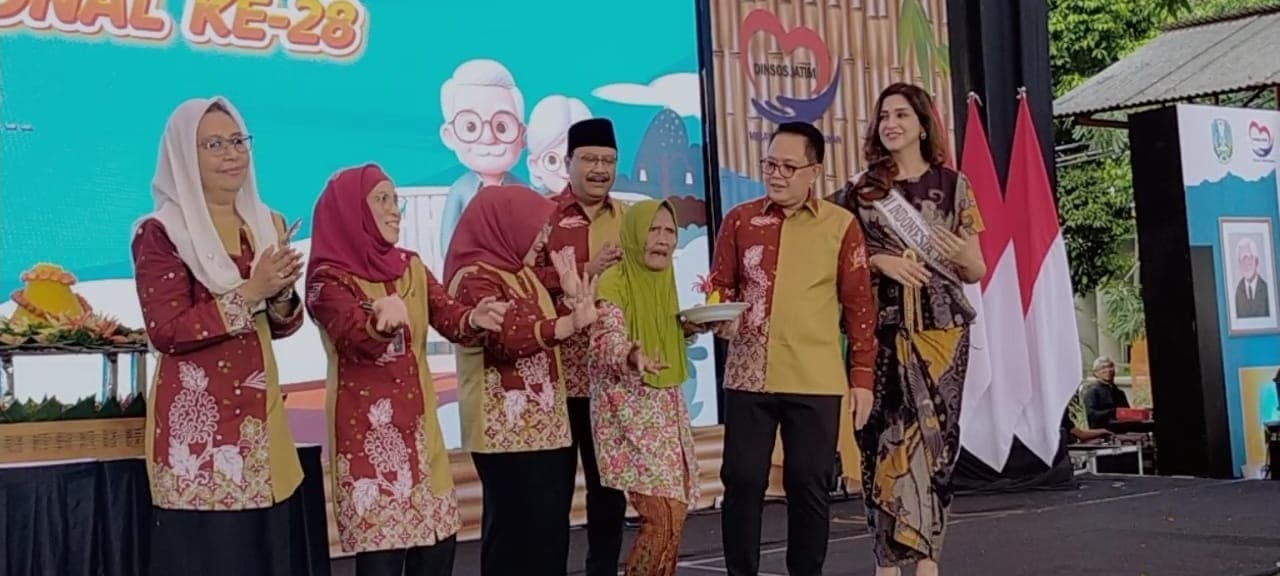 Suparinem Berumur 104 Tahun Ikuti Peringatan Hari Lansia di Kantor Dinsos Jatim