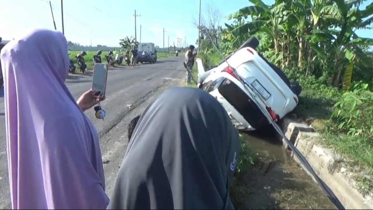 Hantam Tiang Listrik di Tuban, Fortuner Terbalik di Parit