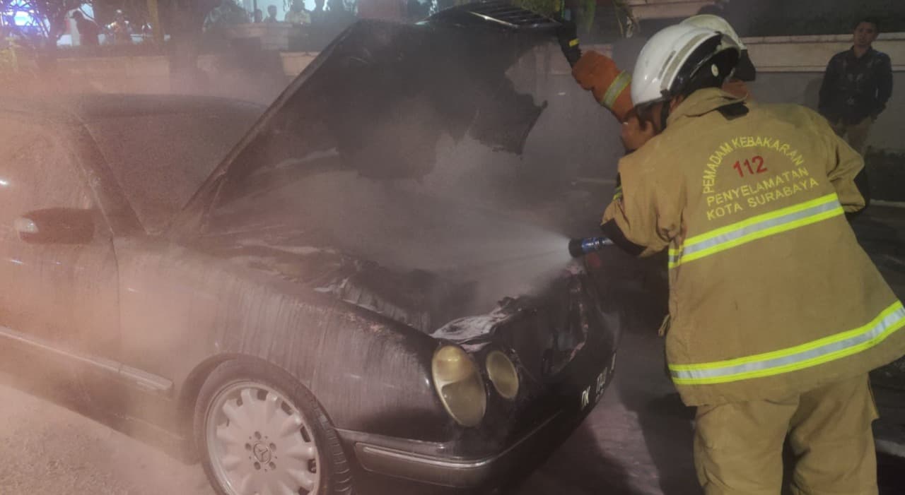 Pulang Kerja, Mobil Mercedes Benz Terbakar di Basra Surabaya