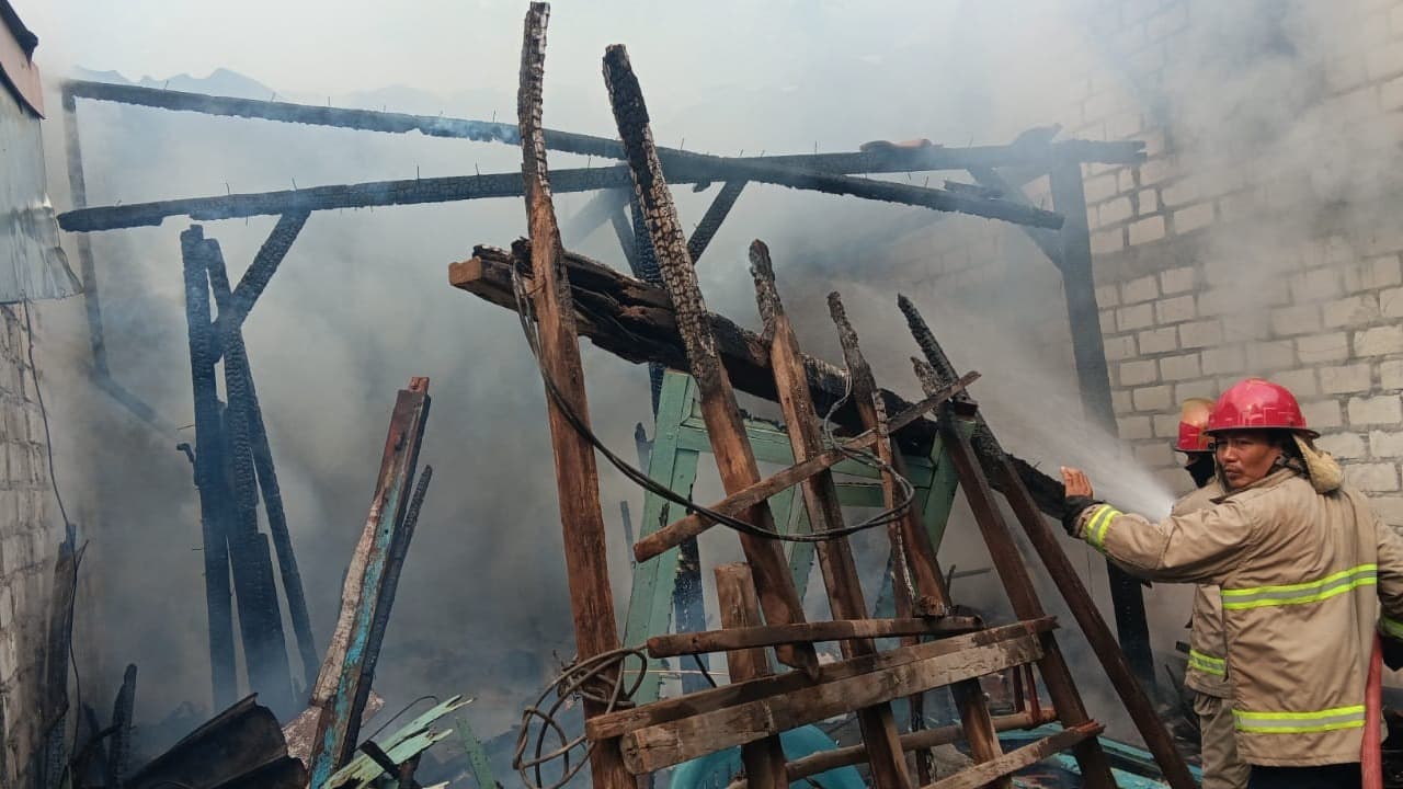 Diduga Korsleting Listrik, Rumah Petani di Lamongan Ludes Terbakar