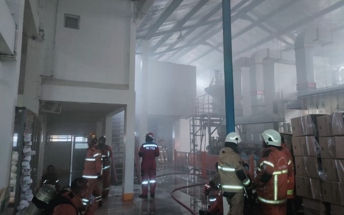 Ruang Panel Listrik Pabrik di Petemon Terbakar Membuat Panik Pekerja