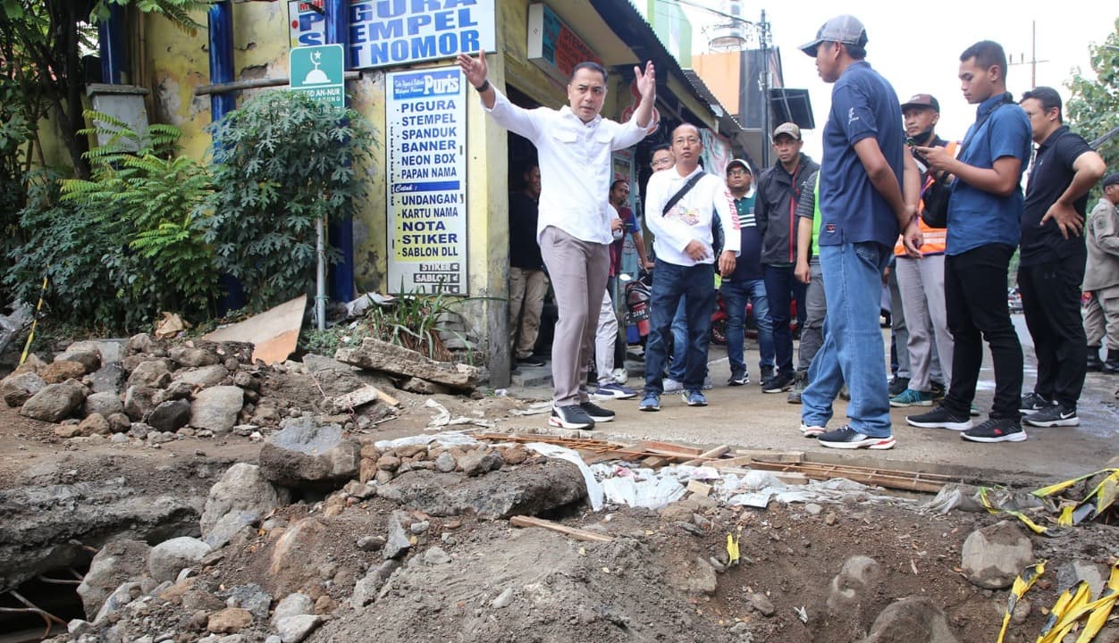 Sidak Saluran Jalan Karah, Wali Kota Eri Cahyadi Minta Dikerjakan 24 Jam