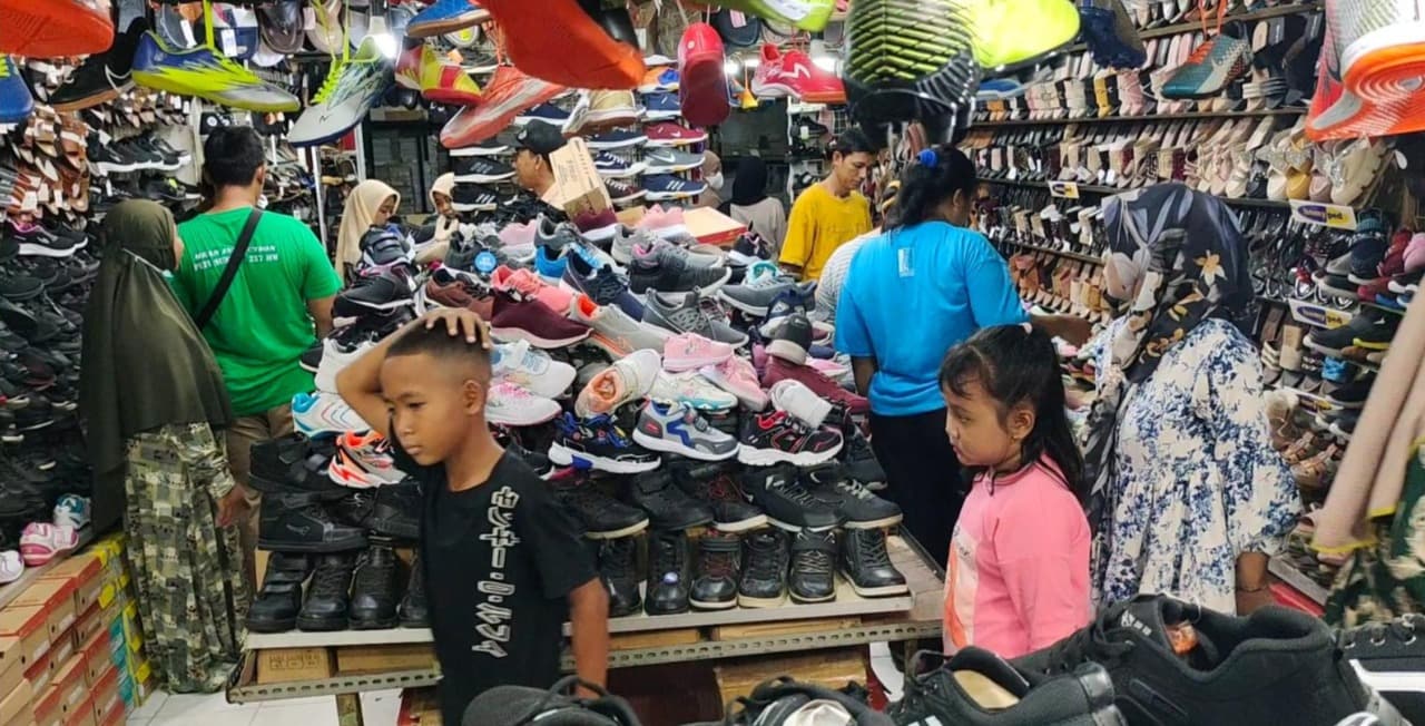 Tahun Ajaran Baru, Penjual Sepatu di Gresik Panen Cuan