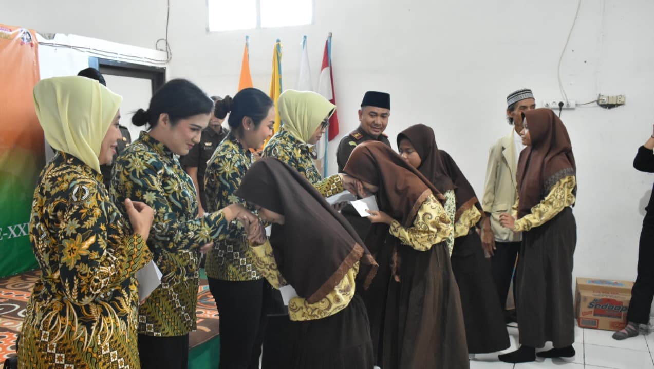 Sambut HBA 64 Tahun Kejari Tanjung Perak Gelar Bakti Sosial dan Anjangsana ke Rumah Purnaja