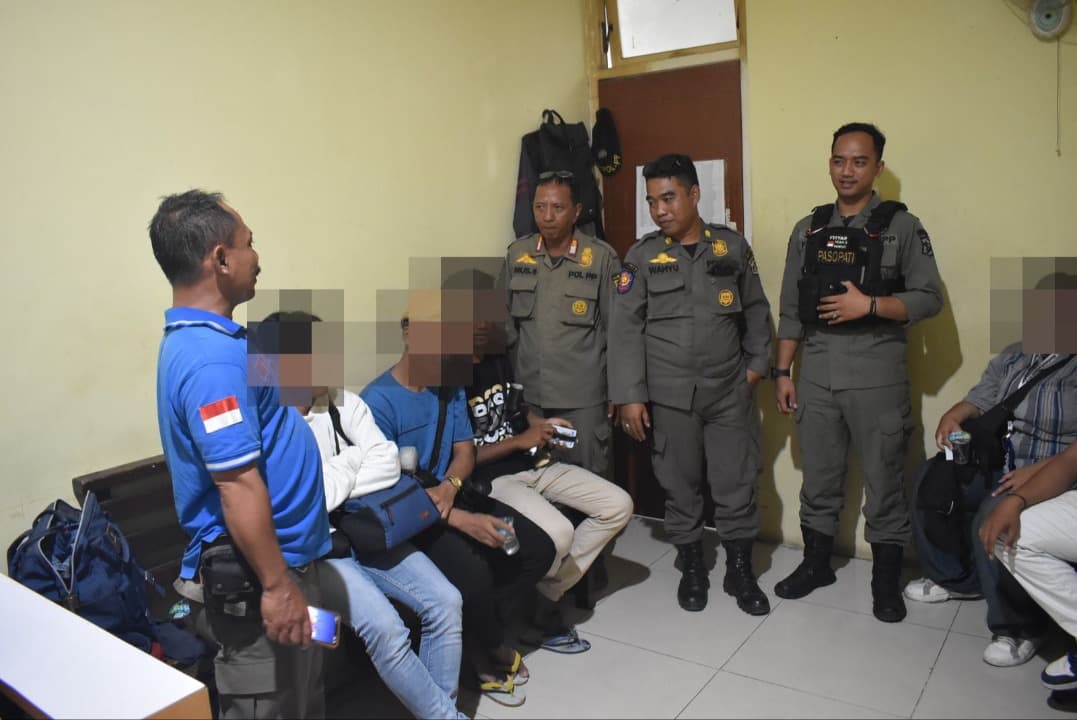 Viral, Satpol PP Amankan Oknum Fotografer di Wisata Kota Lama Surabaya