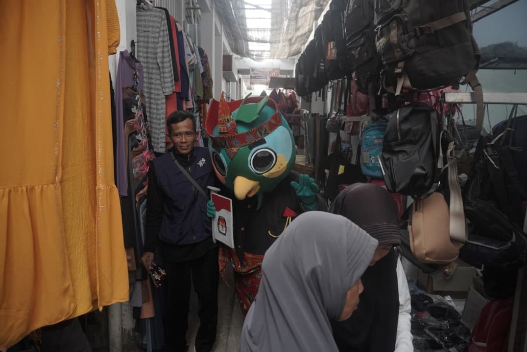 Sosialisasi Pilkada Serentak Jatim, Si Jalih dan Sinampurno Blusukan Pasar