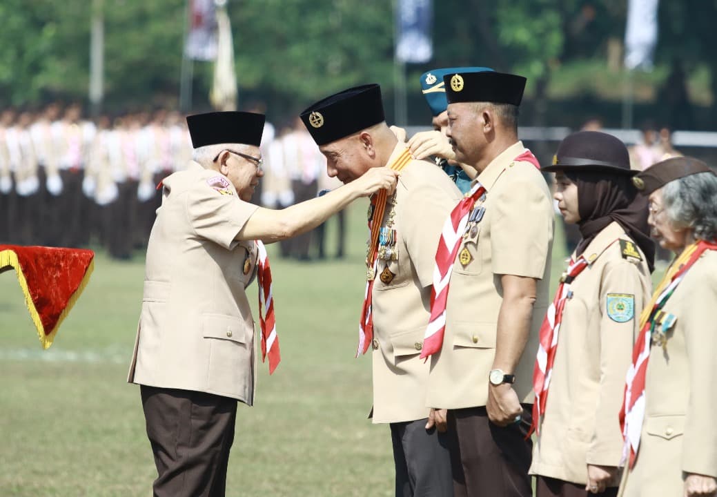 Wapres Sematkan Lencana Melati kepada Ketua Kwarda Jatim Arum Sabil
