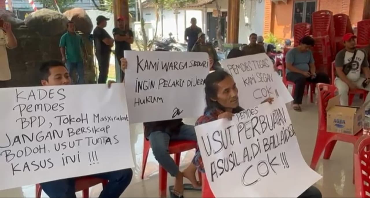 Dijadikan Tempat Asusila, Warga Geruduk Balai Desa Seduri Mojokerto