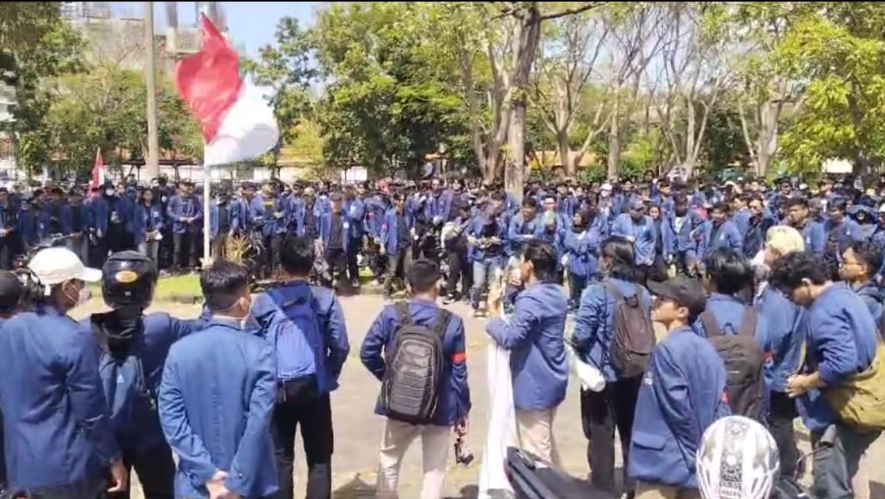 Suarakan 4 Sikap, Keluarga Mahasiswa ITS Long March ke DPRD Jatim