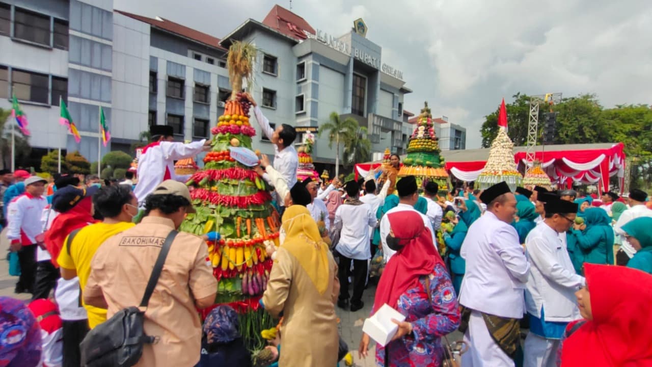 Hari Terakhir Menjabat, Bupati Gresik Fandi Ahmad Yani Terima Kado 14 Tumpeng Raksasa