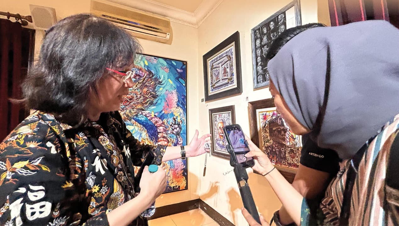 Lukisan Arsip Maha Data Karya Doddy Hernanto, Pameran Seni yang Menyimpan Kode Unik di Surabaya