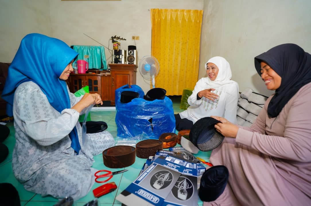Khofifah Dorong Kampung Produksi Kopyah di Gresik Jadi Desa Devisa