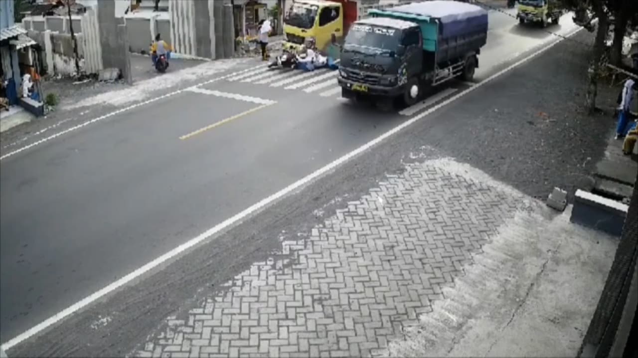 CCTV Rekam Detik-Detik Dua Pelajar Tertabrak Truk di Lumajang