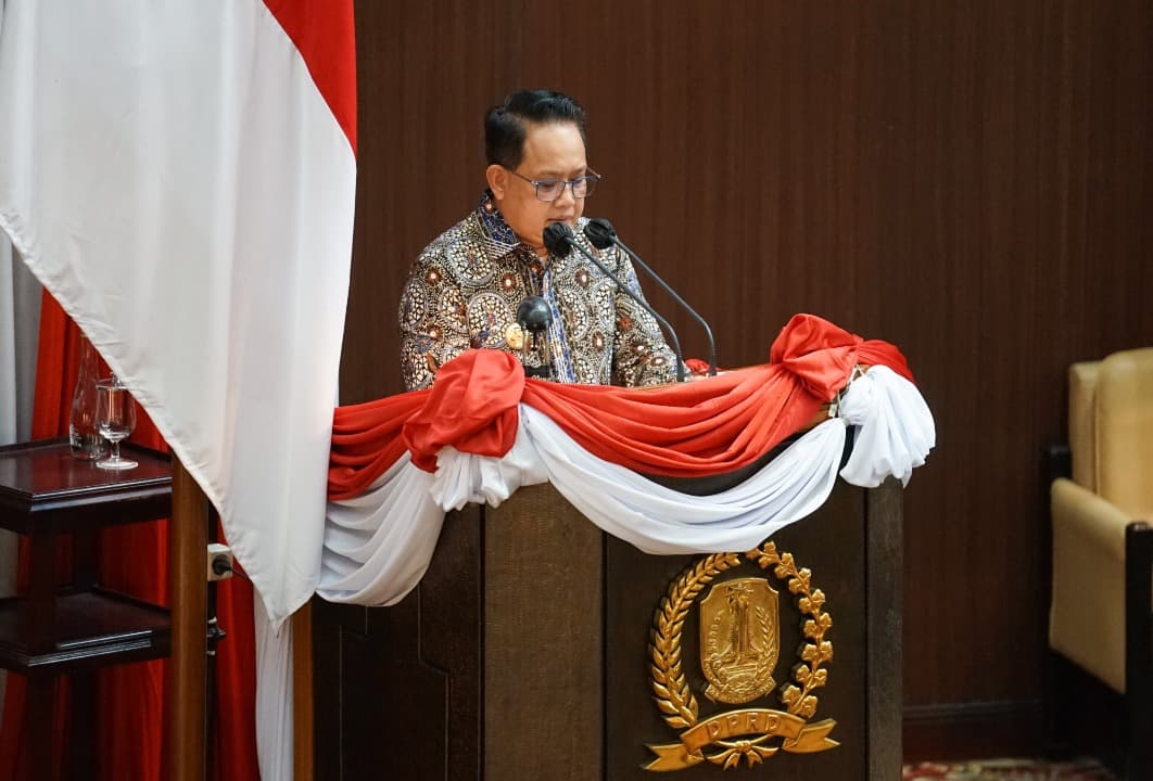 Sampaikan Nota Keuangan, Pj  Gubernur Adhy: Raperda APBD Sejalan dengan RKPD Jatim 2025