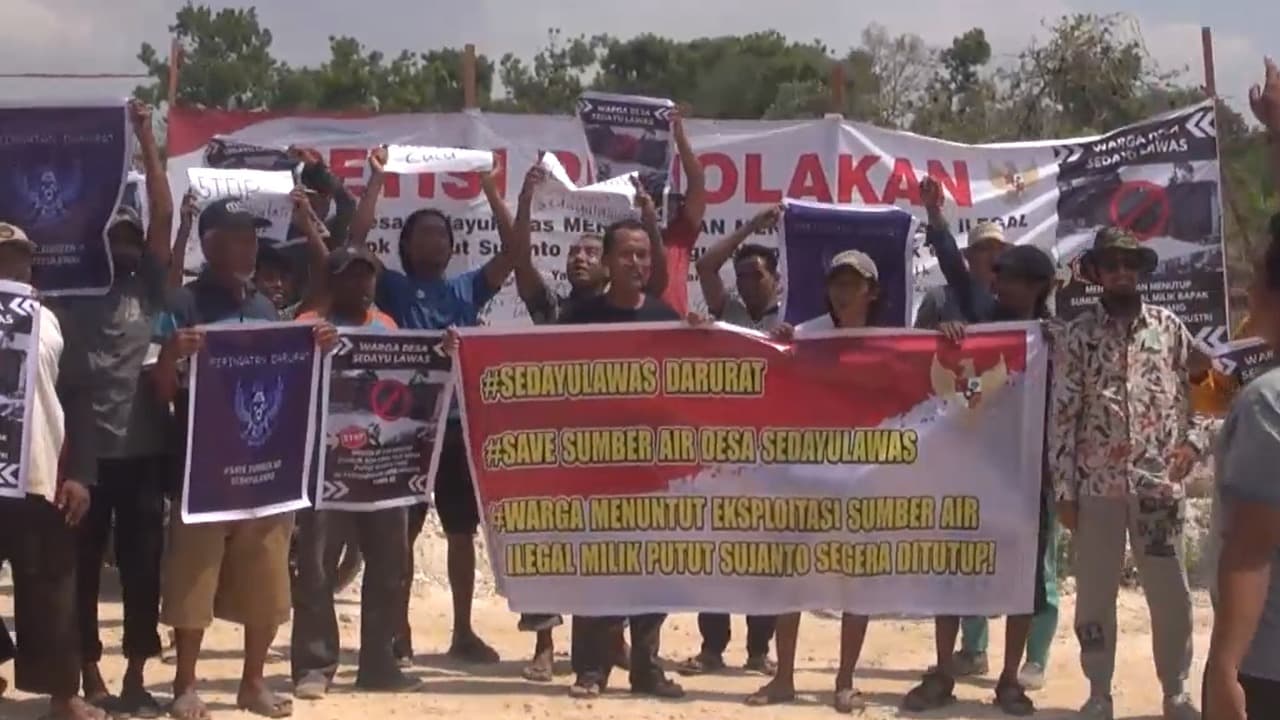 Warga Sedayu Lawas Demo Sumur Bor Pabrik Es yang Diduga Belum Kantongi Izin Pemerintah