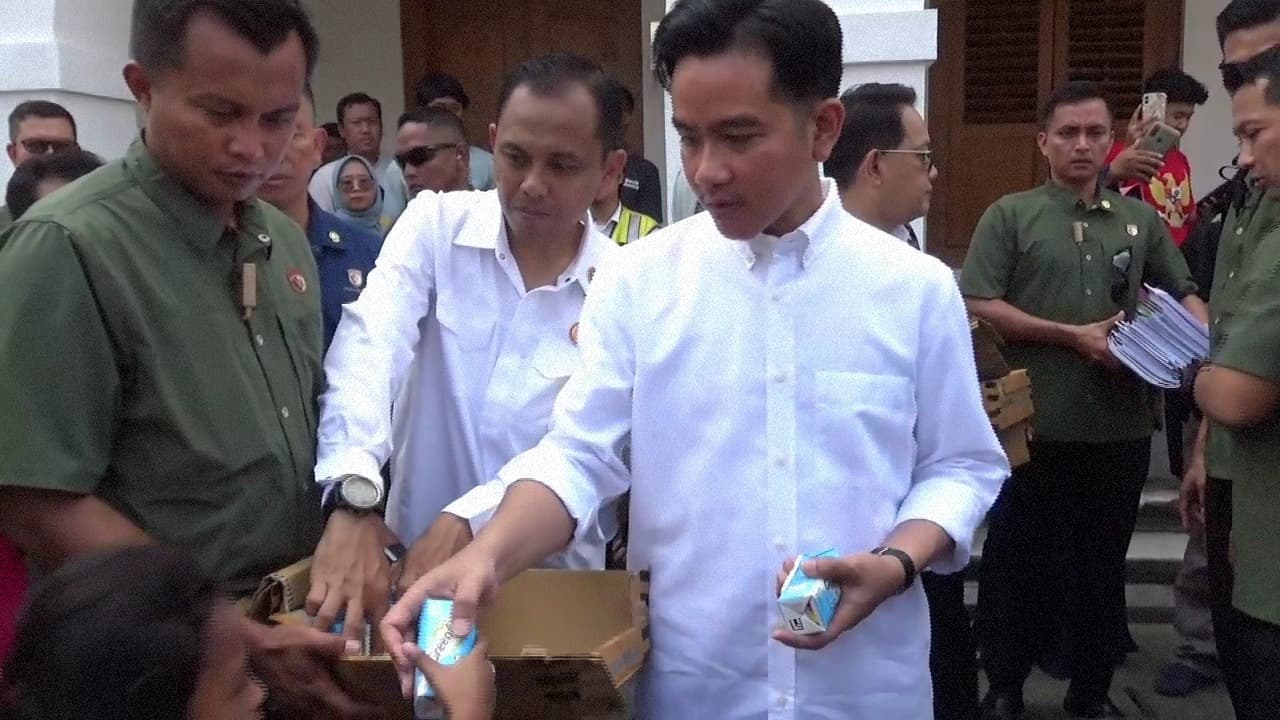 Kunjungi Benteng Pendem Wapres Sempat Bagikan Susu Dan Perlengkapan Sekolah