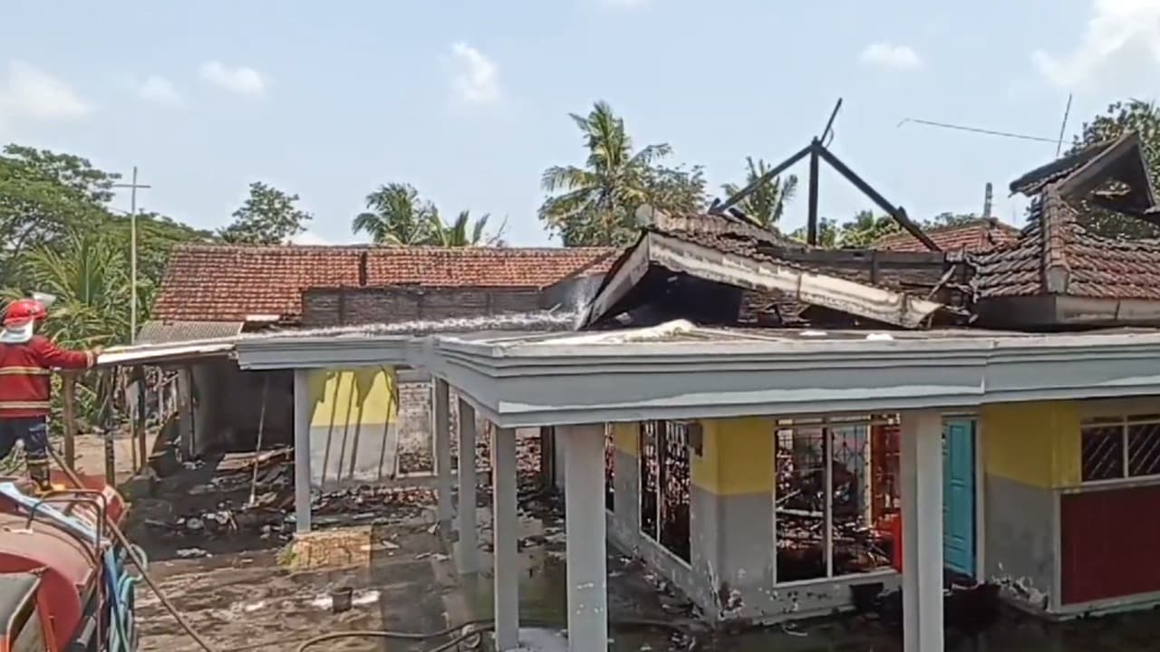 Diduga Korsleting Listrik, Rumah Seniman Asal Muncar Banyuwangi Ludes Terbakar